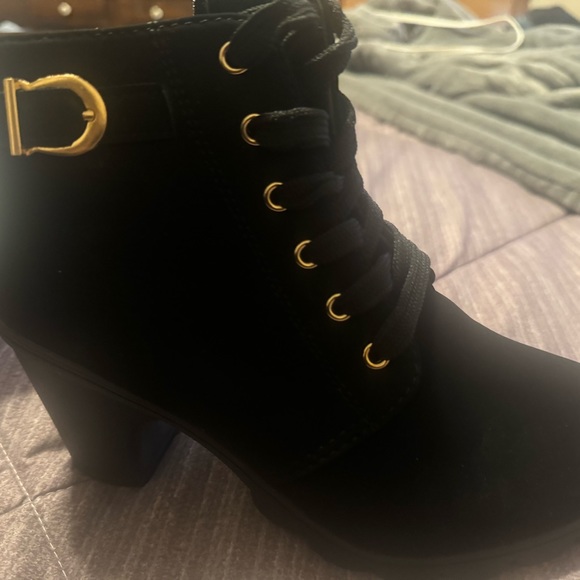 Black boots eye size 38 but fits a us size 6 - Picture 2 of 3